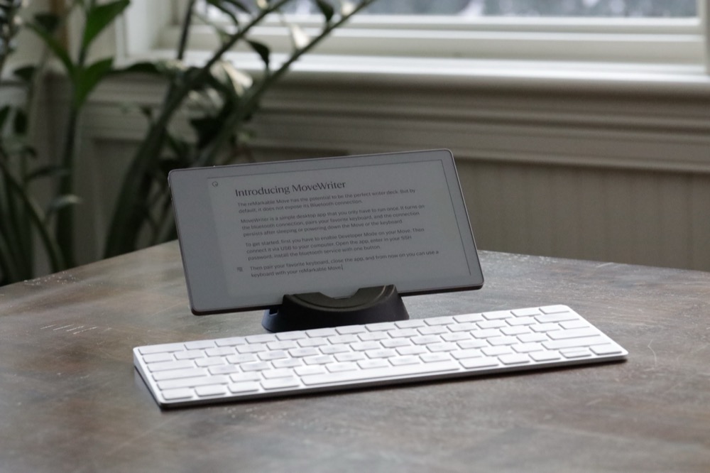 MoveWriter on a table with a Apple Magic keyboard